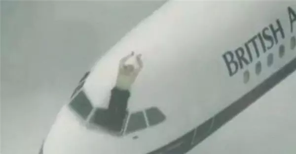 飛機起飛後擋風玻璃整塊飛走,機長慘被氣流捲出窗外,千鈞一髮之際他救了機上所有人!