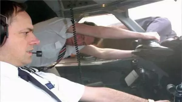 飛機起飛後擋風玻璃整塊飛走,機長慘被氣流捲出窗外,千鈞一髮之際他救了機上所有人!