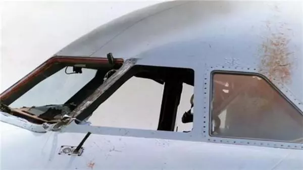 飛機起飛後擋風玻璃整塊飛走,機長慘被氣流捲出窗外,千鈞一髮之際他救了機上所有人!