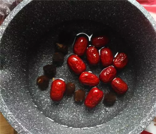 桂圓紅棗薑湯,暖身體、嫩皮膚,經常喝預防痛經、養氣色!
