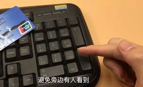銀行卡取錢時,好多人忽略了這兩步,太重要了,後悔沒早點知道