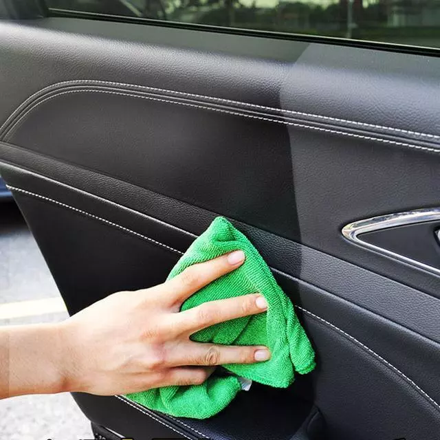不管車子貴不貴,車內灰塵多別用毛巾擦,簡單幾招,全車煥然一新