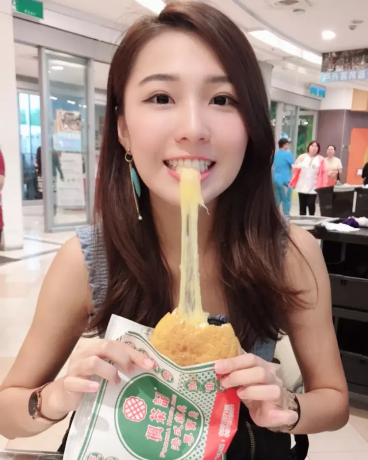 寶島自產U值啦啦隊正妹！一雙「逆天長腿」身材辣到爆...甜美笑容圈粉無數：愛上職棒了