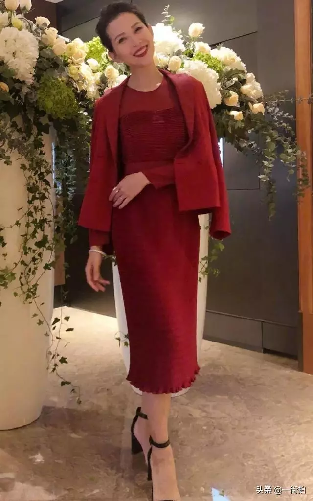 47歲黎姿被45歲的蔡少芬「搶了「風頭,一襲紅裙,果然好氣質!