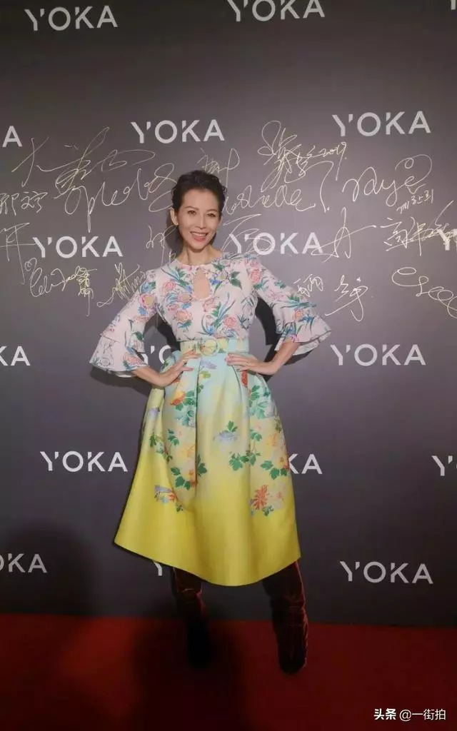 47歲黎姿被45歲的蔡少芬「搶了「風頭,一襲紅裙,果然好氣質!