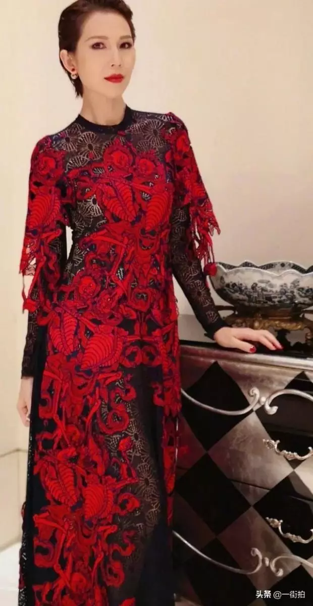 47歲黎姿被45歲的蔡少芬「搶了「風頭,一襲紅裙,果然好氣質!