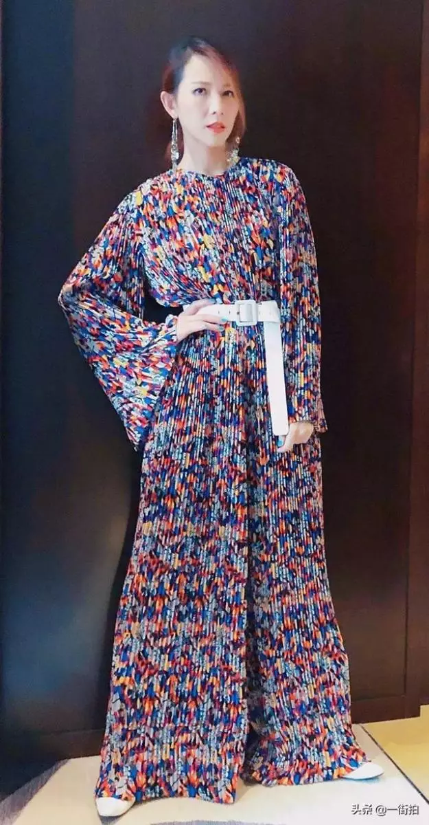 47歲黎姿被45歲的蔡少芬「搶了「風頭,一襲紅裙,果然好氣質!