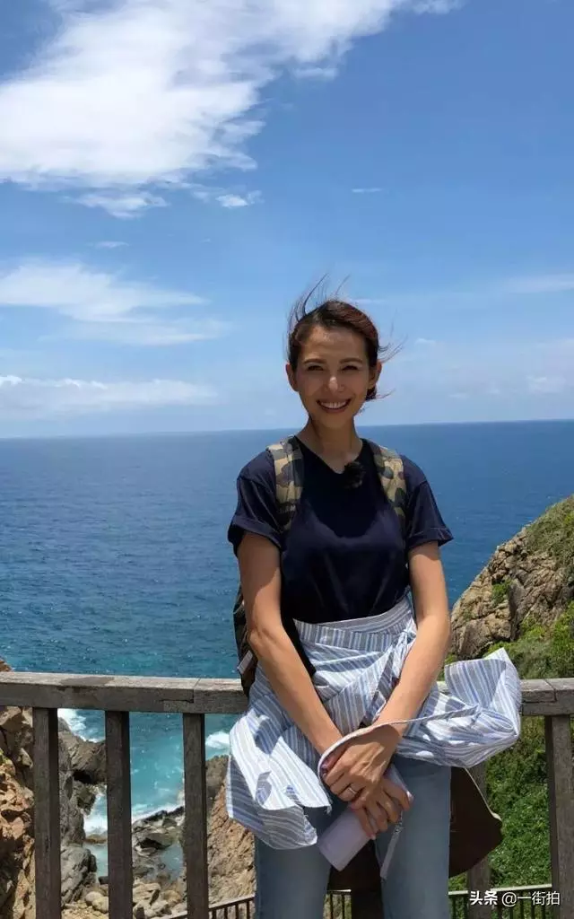 47歲黎姿被45歲的蔡少芬「搶了「風頭,一襲紅裙,果然好氣質!