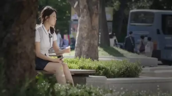 被升學壓力壓的喘不過氣的少女,想要尋求一個擁抱,如果是你會怎麼做?