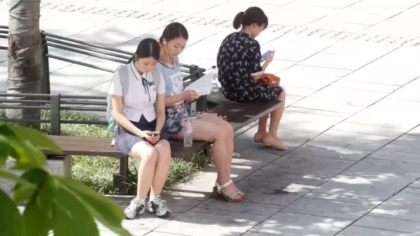 被升學壓力壓的喘不過氣的少女,想要尋求一個擁抱,如果是你會怎麼做?