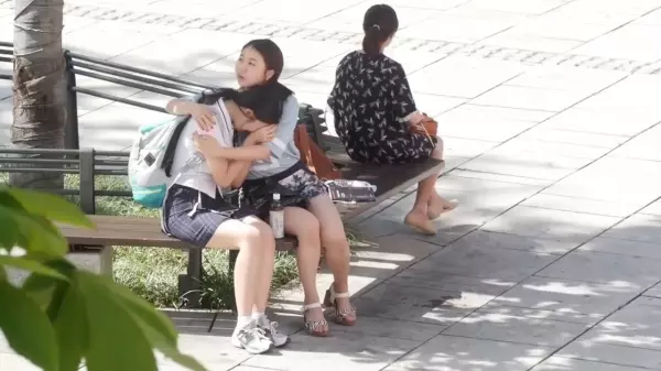 被升學壓力壓的喘不過氣的少女,想要尋求一個擁抱,如果是你會怎麼做?