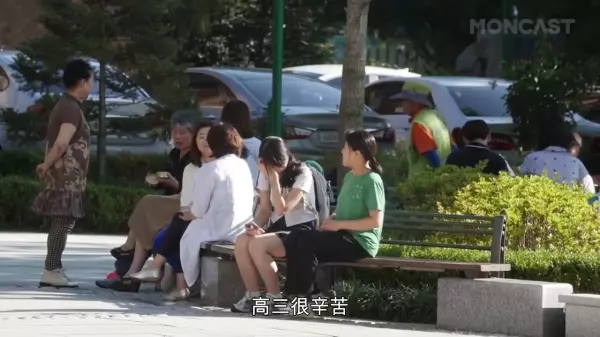 被升學壓力壓的喘不過氣的少女,想要尋求一個擁抱,如果是你會怎麼做?