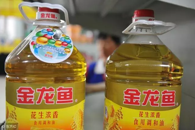 洗碗池裡一定要放個油桶提手,作用太棒了,全家人都搶著用 !
