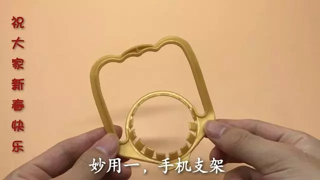 洗碗池裡一定要放個油桶提手,作用太棒了,全家人都搶著用 !