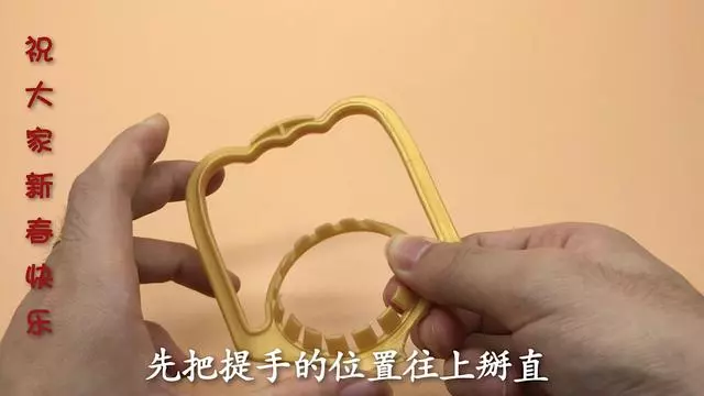洗碗池裡一定要放個油桶提手,作用太棒了,全家人都搶著用 !