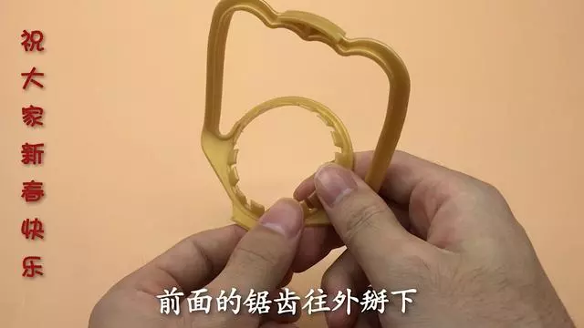 洗碗池裡一定要放個油桶提手,作用太棒了,全家人都搶著用 !