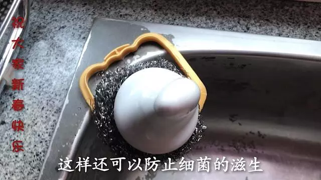 洗碗池裡一定要放個油桶提手,作用太棒了,全家人都搶著用 !