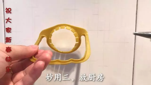 洗碗池裡一定要放個油桶提手,作用太棒了,全家人都搶著用 !