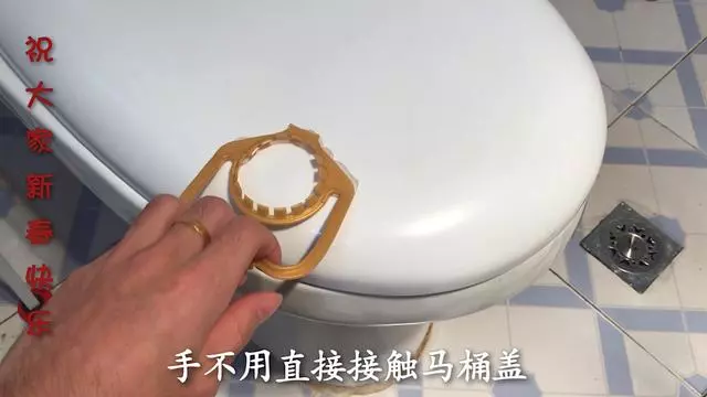 洗碗池裡一定要放個油桶提手,作用太棒了,全家人都搶著用 !