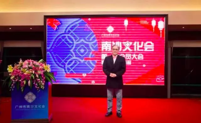霍震霆帶兒子兒媳出席活動,霍啟剛全程護妻,郭晶晶亮相發福明顯!