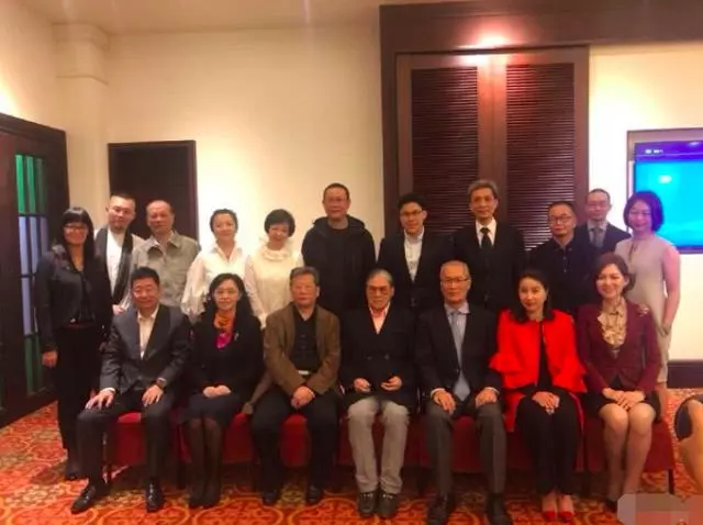 霍震霆帶兒子兒媳出席活動,霍啟剛全程護妻,郭晶晶亮相發福明顯!