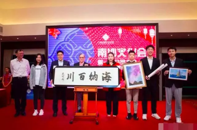 霍震霆帶兒子兒媳出席活動,霍啟剛全程護妻,郭晶晶亮相發福明顯!