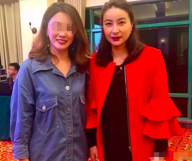 霍震霆帶兒子兒媳出席活動,霍啟剛全程護妻,郭晶晶亮相發福明顯!