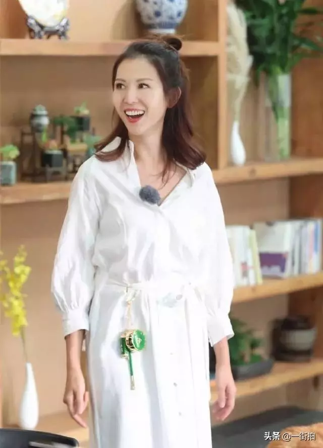 47歲黎姿被45歲的蔡少芬「搶了」風頭,一襲紅裙,果然好氣質!
