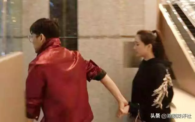 妻子孕味十足被指有喜,43歲陳曉東笑而不語,坦言送了戒指當禮物!