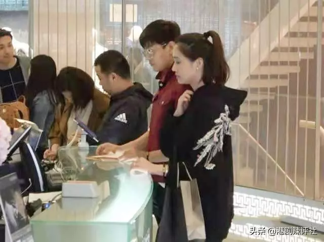 妻子孕味十足被指有喜,43歲陳曉東笑而不語,坦言送了戒指當禮物!