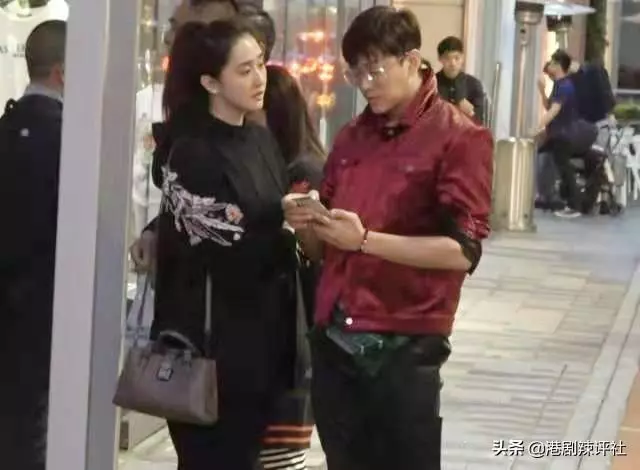 妻子孕味十足被指有喜,43歲陳曉東笑而不語,坦言送了戒指當禮物!