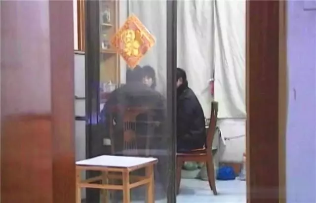 離婚16年後,前夫將她接回家與現任妻子同住,前妻的丈夫:侮辱我