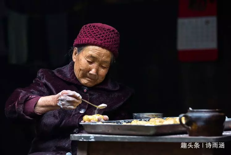 過年給母親三千,她給孩子們發紅包,老婆拆開女兒紅包後掀了桌子