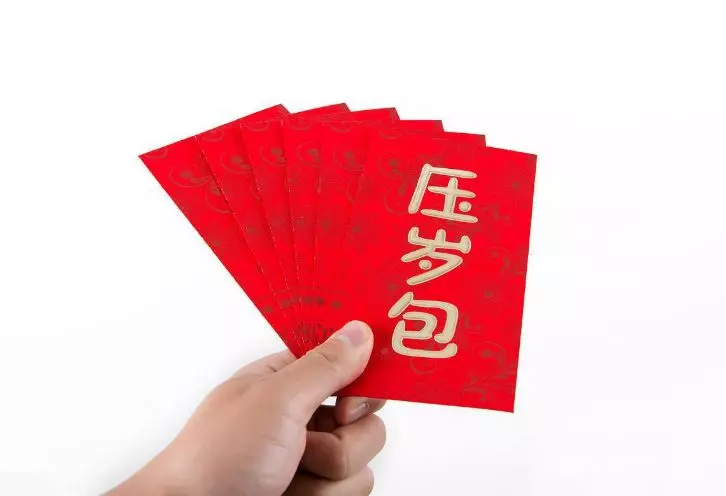 過年給母親三千,她給孩子們發紅包,老婆拆開女兒紅包後掀了桌子