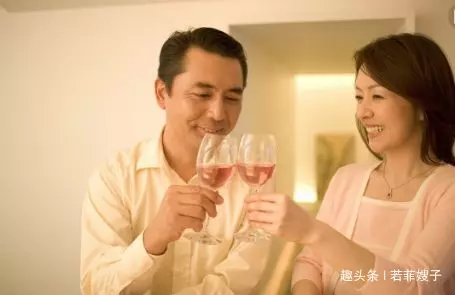 妻子出去旅行,丈夫不放心,悄悄跟隨保護,到酒店推開門,癱在地