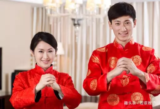 妻子出去旅行,丈夫不放心,悄悄跟隨保護,到酒店推開門,癱在地