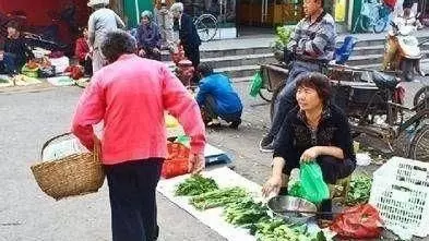 離婚大姑姐回娘家,看母親給兒媳婦做飯,她怒找弟弟說理,蒙了