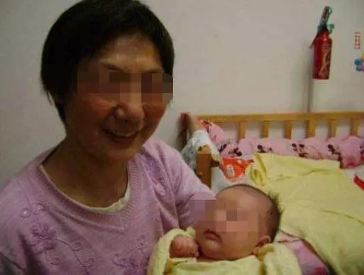 高齡產婦堅持要二胎,是為了給孩子留個親人,卻沒成想拖累了孩子