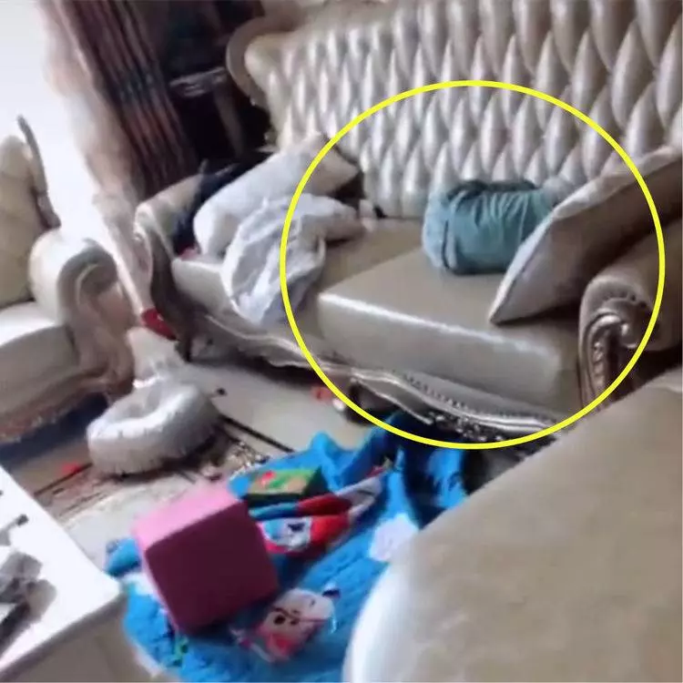 媽媽將2胎哄睡後到客廳看大寶,竟看到如此畫面,網友:淚目