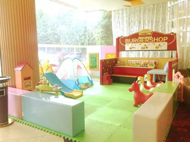 媽媽將2胎哄睡後到客廳看大寶,竟看到如此畫面,網友:淚目