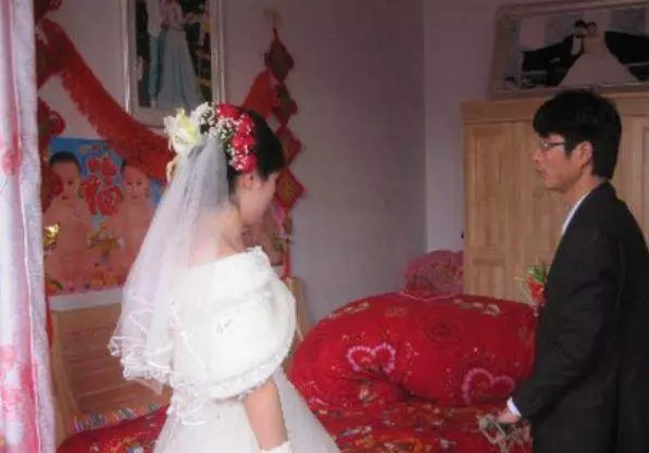 婆婆睡沙發,老公一回來就大罵媳婦,推開臥室門後沉默了