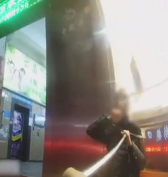 ED佬沒錢看醫生 刀挾女子要贖金治病 !