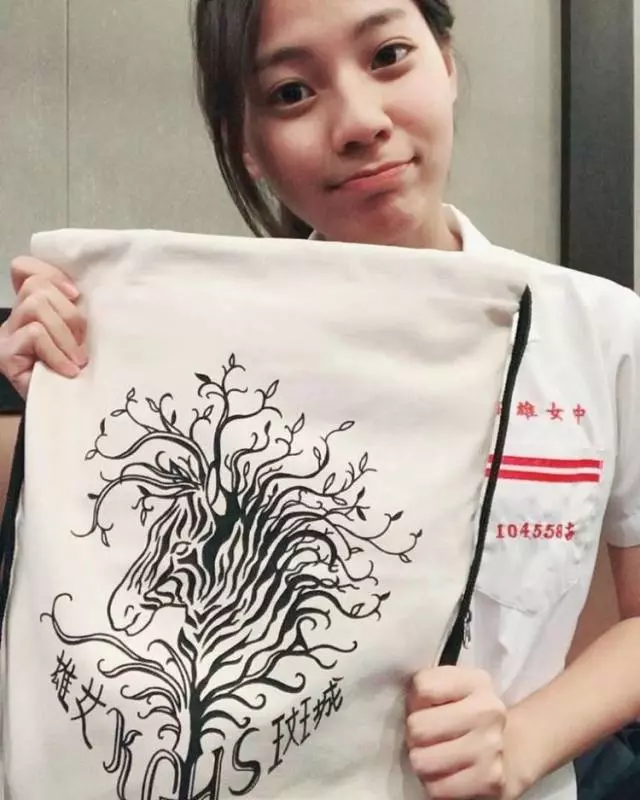 雄女正妹國中畢業影片外洩!「嬌喊求放過」超純模樣曝光急下架 網驚:真的__叫(片)