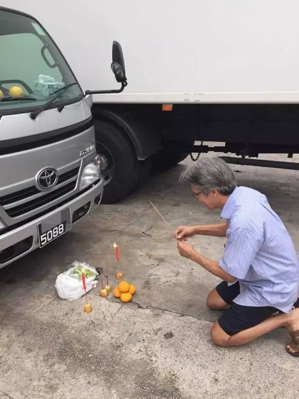 車牌號碼開中頭獎 阿叔焚燒答謝「車牌神」