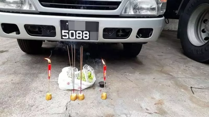 車牌號碼開中頭獎 阿叔焚燒答謝「車牌神」