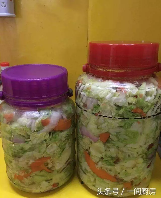 按照婆婆的方法腌了一壇泡菜,還沒腌好就被我們吃完了,方法告訴你