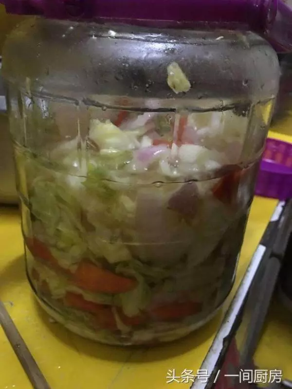 按照婆婆的方法腌了一壇泡菜,還沒腌好就被我們吃完了,方法告訴你