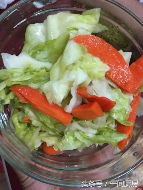 按照婆婆的方法腌了一壇泡菜,還沒腌好就被我們吃完了,方法告訴你