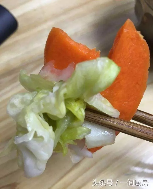 按照婆婆的方法腌了一壇泡菜,還沒腌好就被我們吃完了,方法告訴你