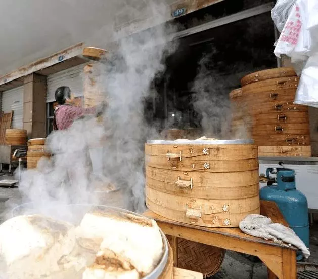8歲女孩每天用「假鈔買饅頭」,老闆起疑悄悄跟蹤,看到輪椅上的女子,老闆淚目!